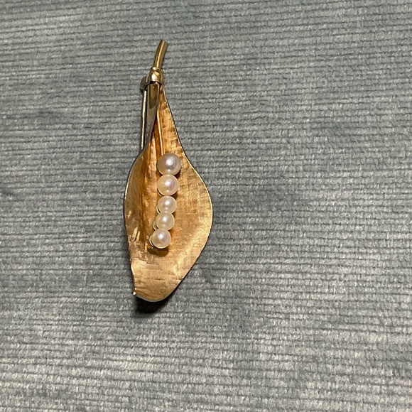 1950s era Kramantz Calla Lilly genuine pearl 2.5” brooch marked. Beautiful - Picture 4 of 5